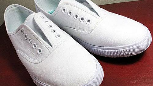 Как да върнем белия цвят на спортните обувки