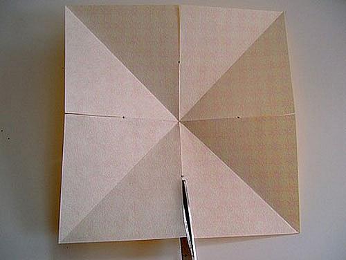 Разрежете от четирите страни на квадрата от края до поставените точки. 
След това сгънете разрязаните страни на четири &quot;самолетчета&quot;.