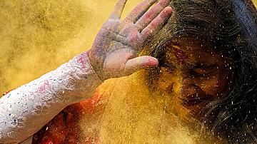 Огньове, танци и цветен прах: Индия посреща пролетта с фестивала Холи