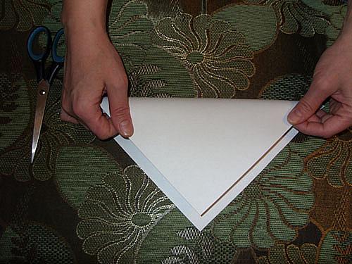 Вземете бял лист хартия и изрежете квадрат от него. Сгънете го по диагонал.