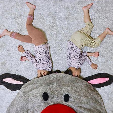                                              Японка пресъздава уникални приключения със своите близнаци, докато спят
                                             