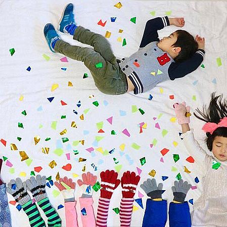                                              Японка пресъздава уникални приключения със своите близнаци, докато спят
                                             
