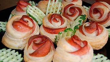Вкусни розички от бутер тесто и колбас