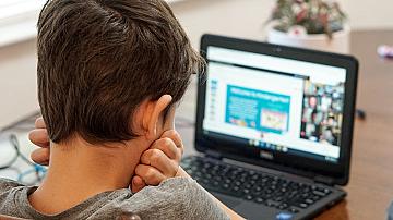 Ограничаването на екранното време на децата подобрява психичното им здраве