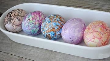 Яйца оцветени с восъчни пастели