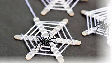 Забавни паяжини за Хелоуин от сладоледени пръчици 